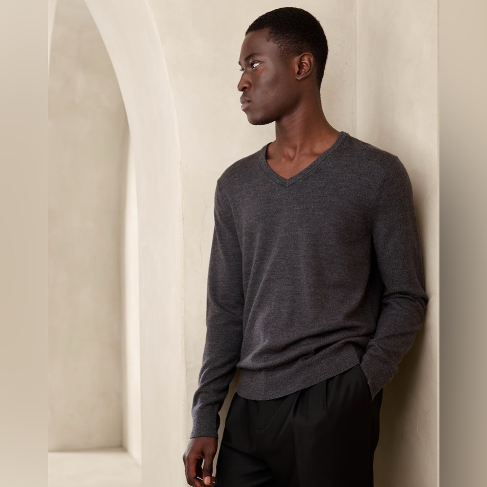 Men's Banana Republic Dark Grey 100% Extra Fine Merino Wool Sweater Size Medium